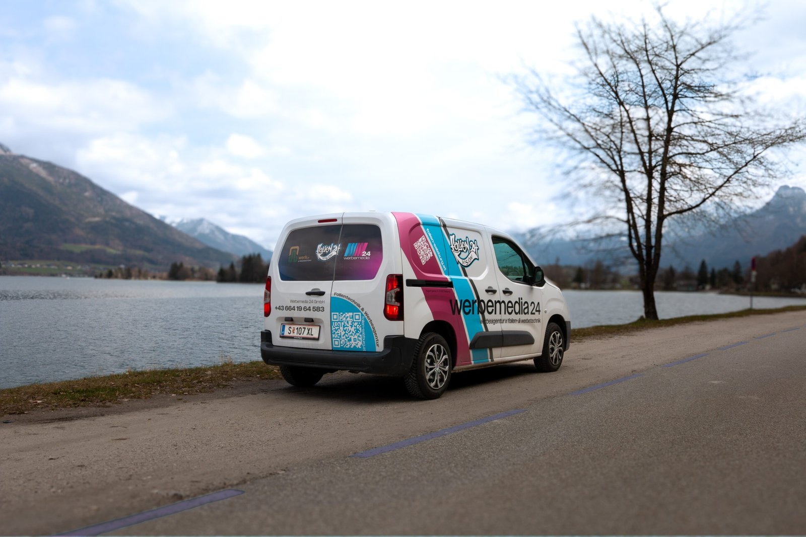 Montagefahrzeug von Folien Salzburg am Wolfgangsee – unterwegs für Folienmontagen, Beschriftungen und Werbetechnik in Salzburg und Umgebung.