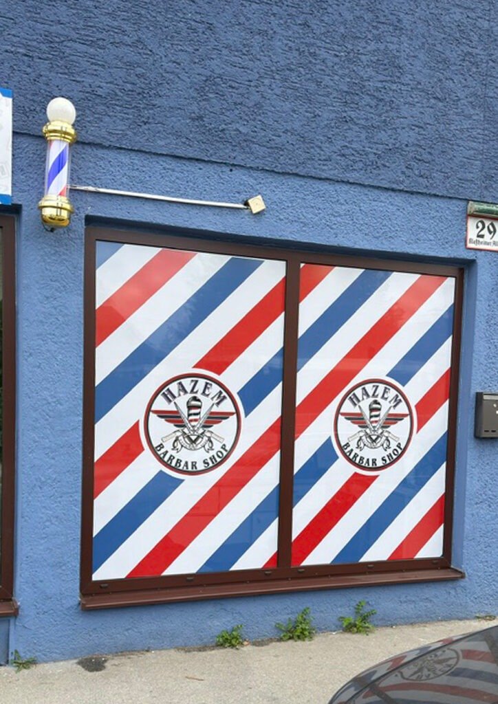 Bedruckte Lochfolie als Sichtschutz und Schaufensterwerbung für einen Barbershop