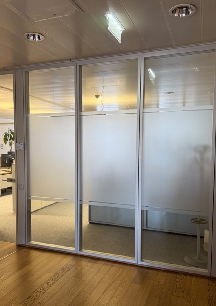 Büroglaswände mit Milchglasfolie in Satinato-Optik und transparenten Sichtstreifen