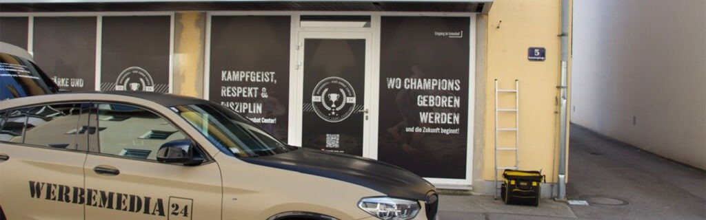 Vollflächig bedruckte Sichtschutzfolie mit Branding auf der Fensterfront eines Sportstudios