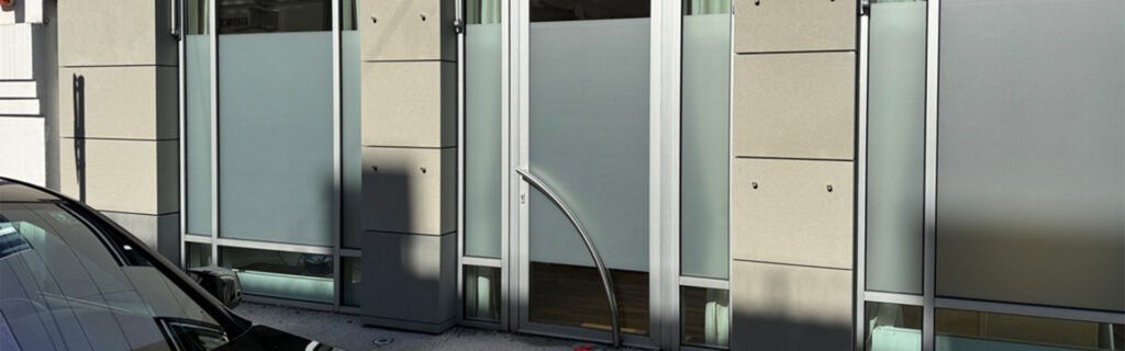 Gewerblicher Eingangsbereich mit Milchglasfolie als Sichtschutz auf Türen und Fenstern
