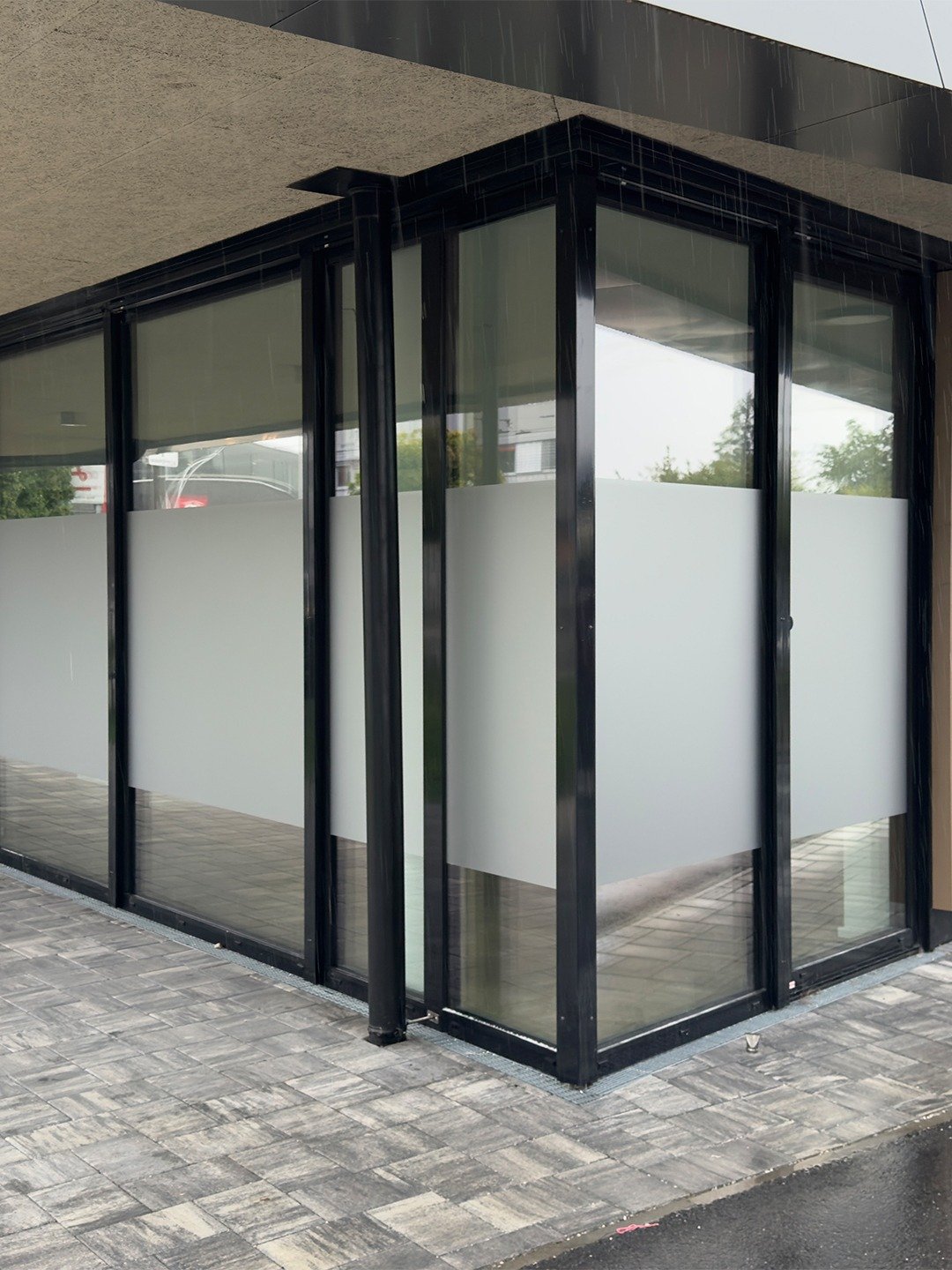 Sichtschutzfolien für gewerbliche Glasflächen in Salzburg und Umgebung 02
