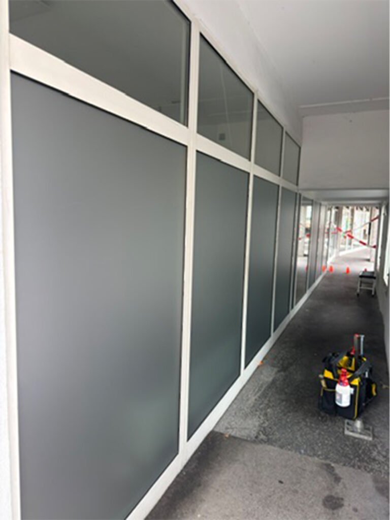 Sichtschutzfolie für gewerbliche Glasflächen in Salzburg und Umgebung 20
