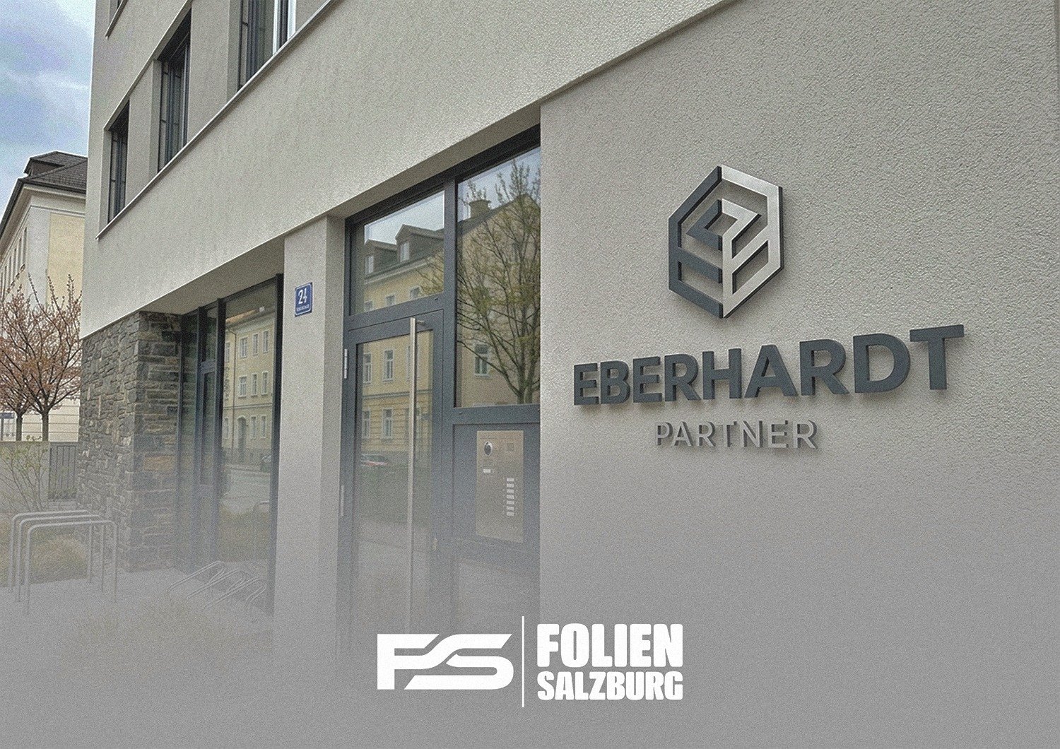 Schilder Salzburg Dreidimensionale Firmenbuchstaben aus Metall an einer modernen Gebäudefassade