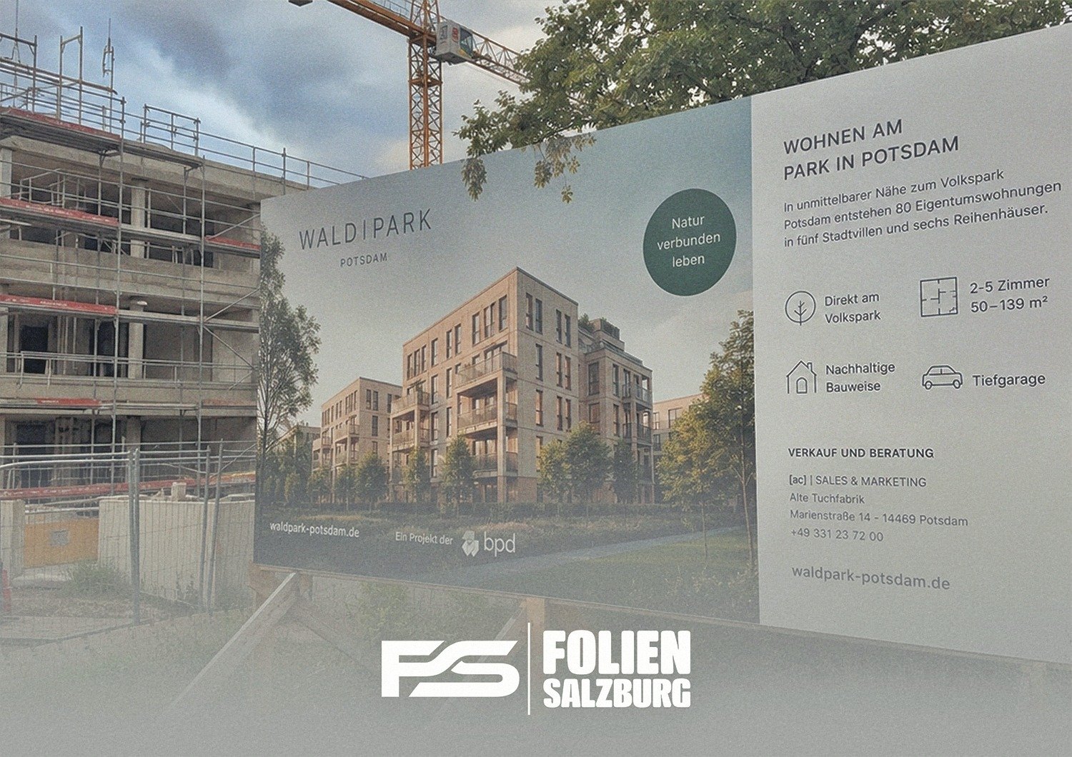 Großformatige Bautafel mit Immobilienvisualisierung und Projektinformationen auf einer Baustelle