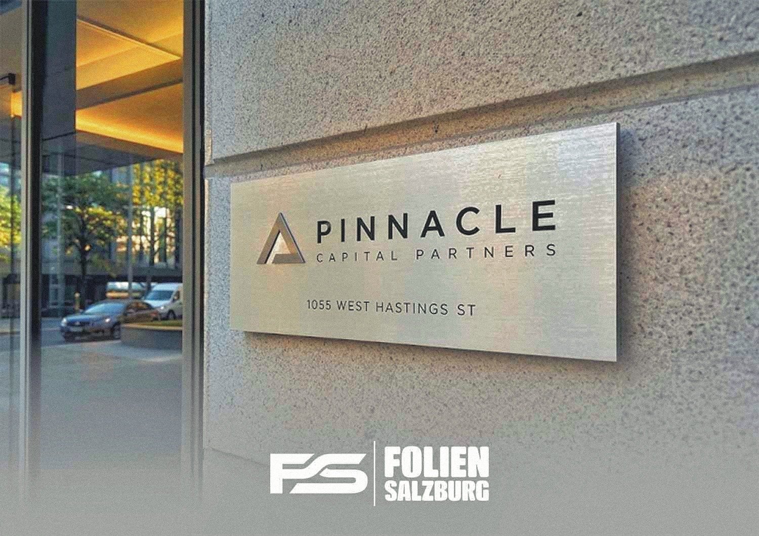 Hochwertiges Firmenschild aus Aluminium und Acrylglas mit Firmenlogo, montiert am Eingangsbereich eines Unternehmens
