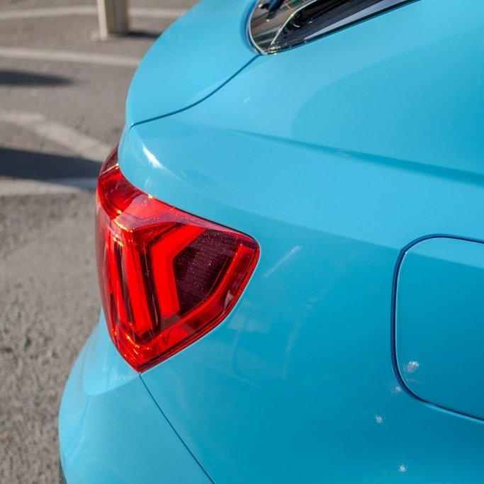 Vollfoliertes Fahrzeug mit edler matter Oberfläche und individuellem Design