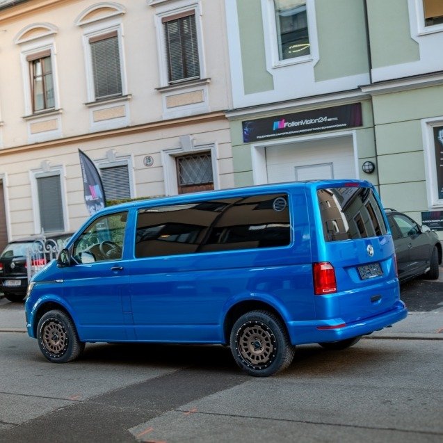 Sportwagen mit hochwertiger Satin-Folierung für eine exklusive Fahrzeugoptik