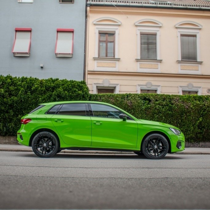 Fahrzeugveredelung mit individueller Farbfolie für ein modernes Autodesign