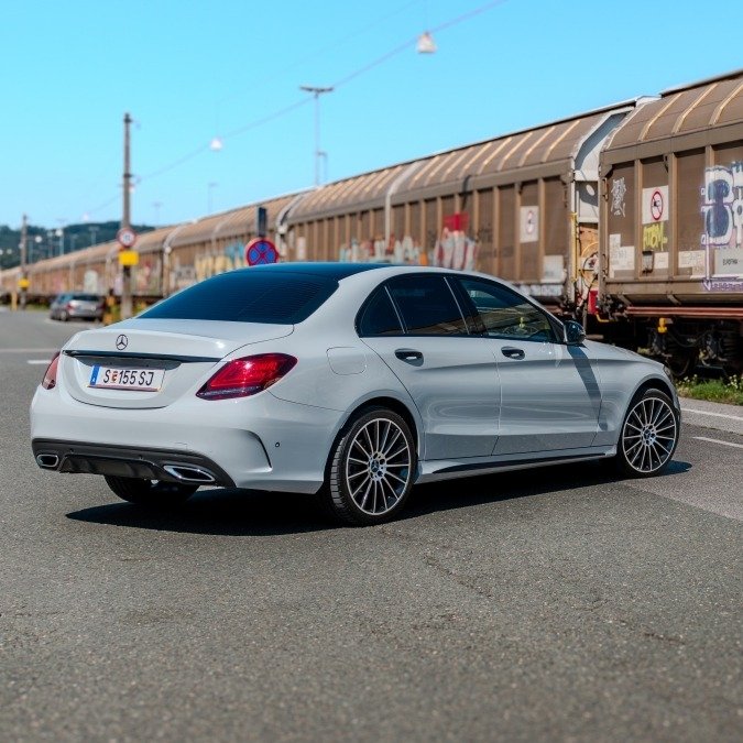 Luxusfahrzeug mit satinierter Vollfolierung und elegantem Finish