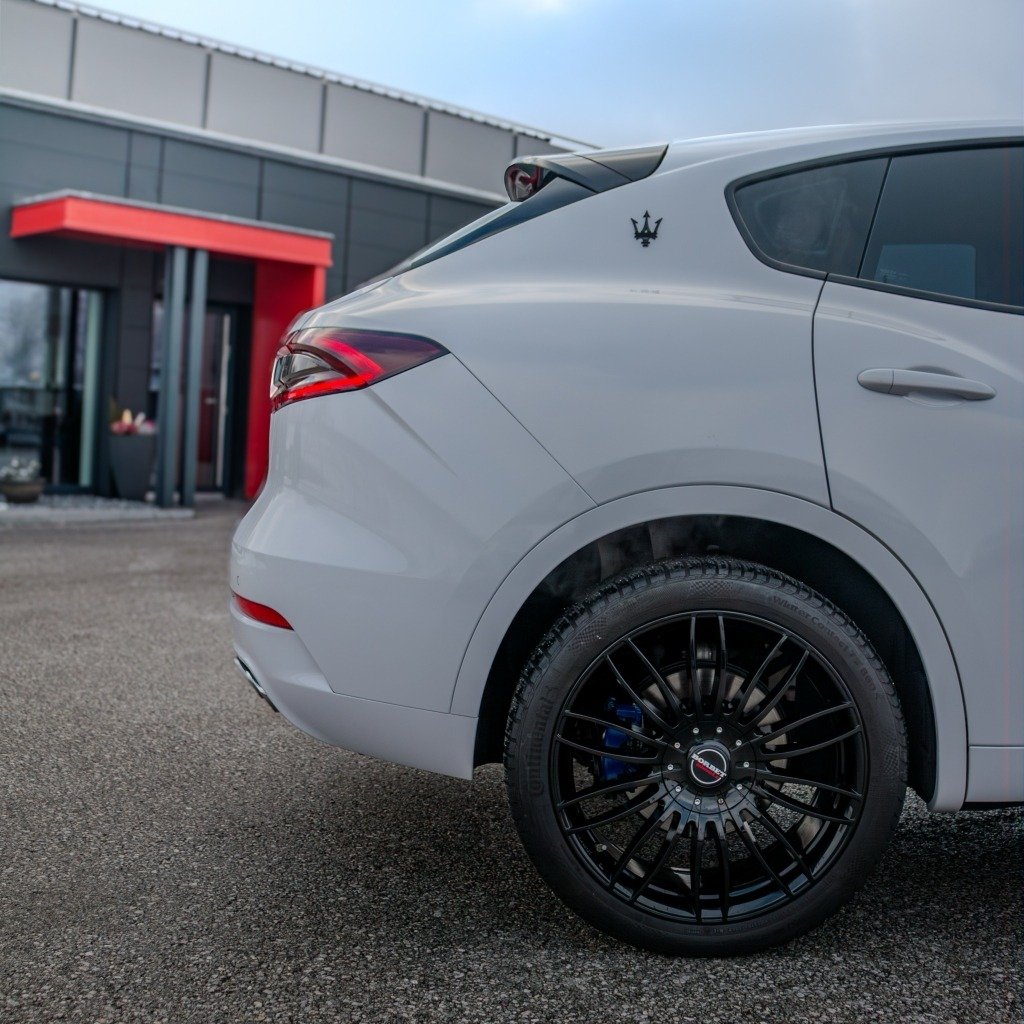 Sportliches Coupé mit matter Autofolierung und exklusiver Optik