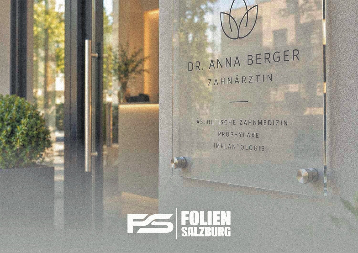 Elegantes Praxisschild aus Acrylglas mit Edelstahl-Abstandshaltern am Eingang einer Zahnarztpraxis