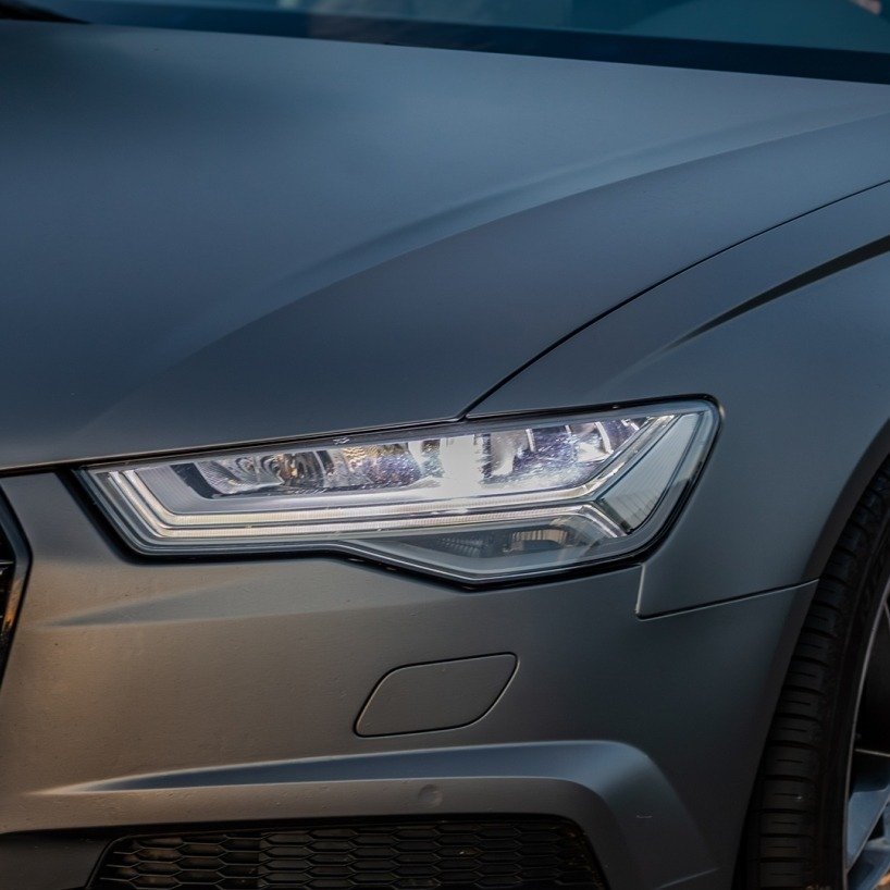 Premium-Fahrzeug mit glänzender Car-Wrapping-Folie in Salzburg