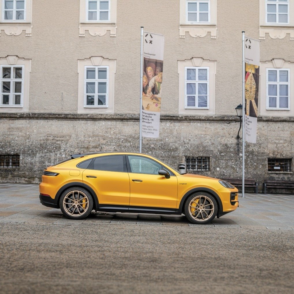 Auto mit glänzender Farbwechsel-Folierung und individueller Gestaltung